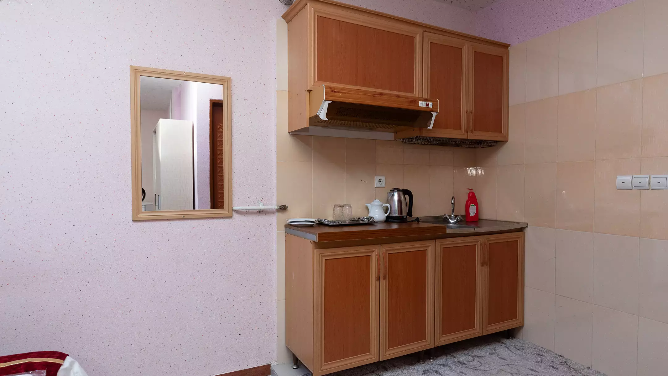 آشپزخانه اتاق هتل تماشا با کابینت چوبی