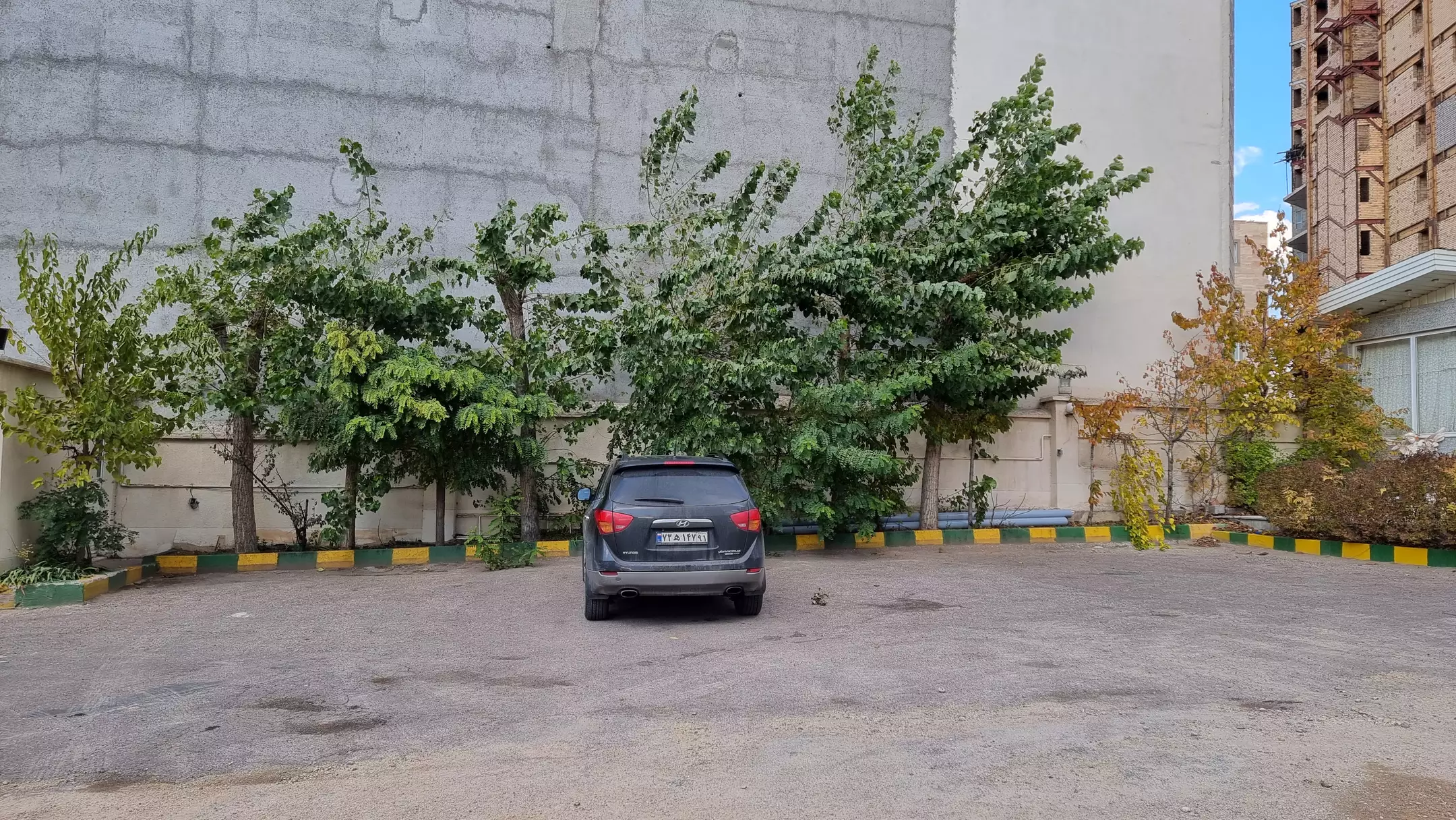 پارکینگ روباز و درختان محوطه هتل تماشا