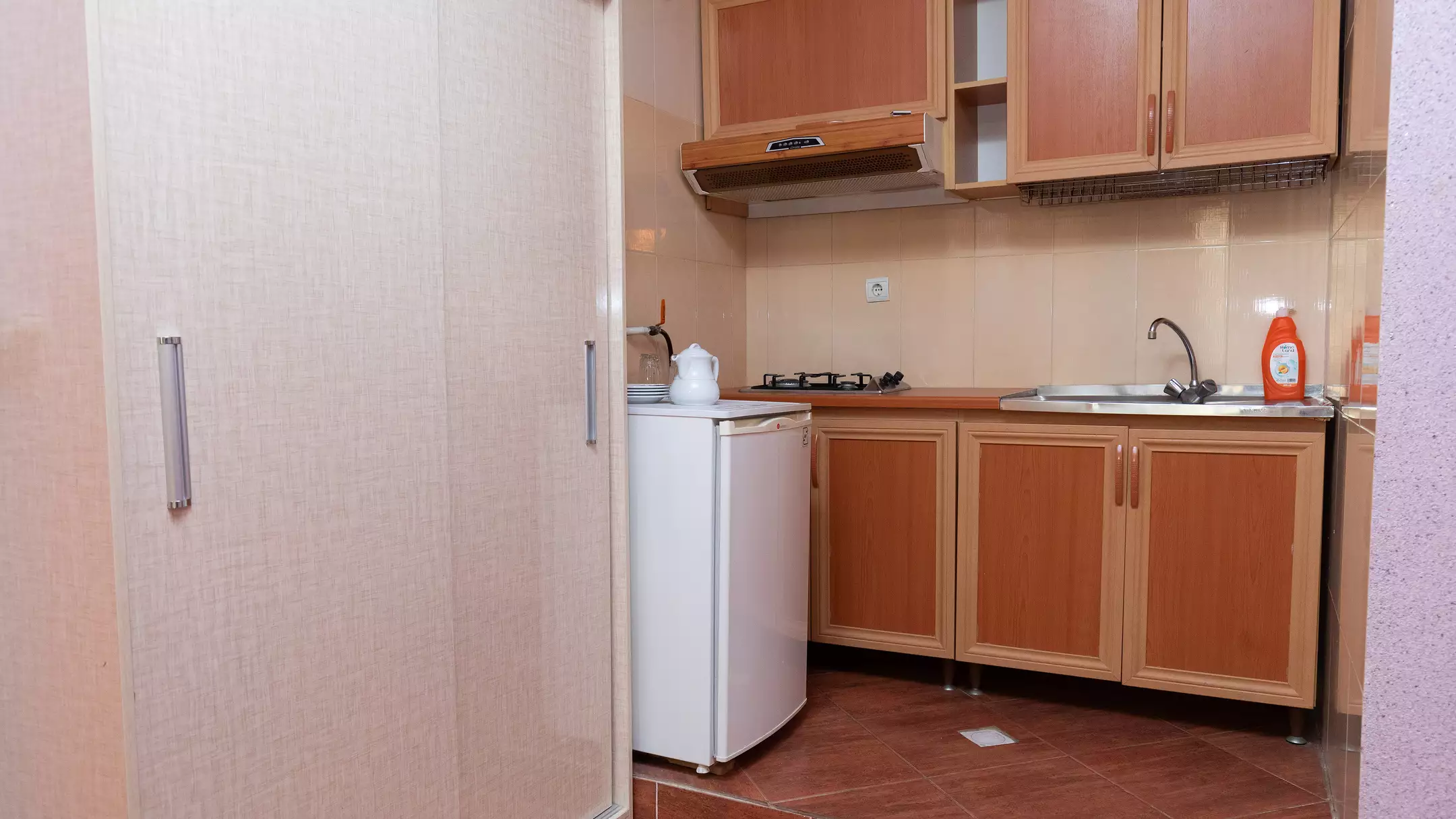 آشپزخانه اتاق با کابینت چوبی و یخچال هتل تماشا