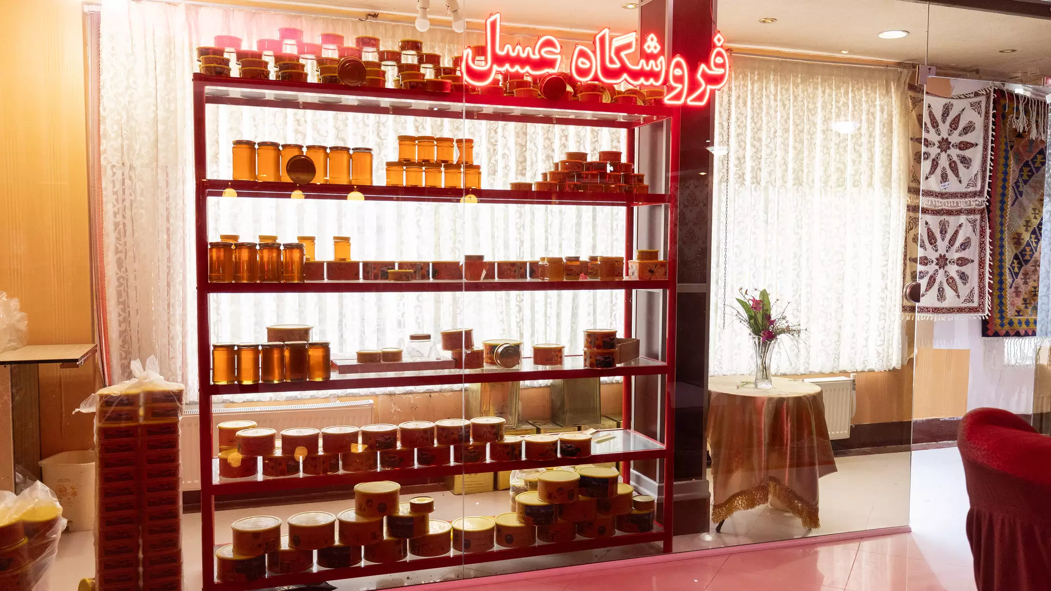 قفسه‌های شیشه عسل در فروشگاه هتل تماشا