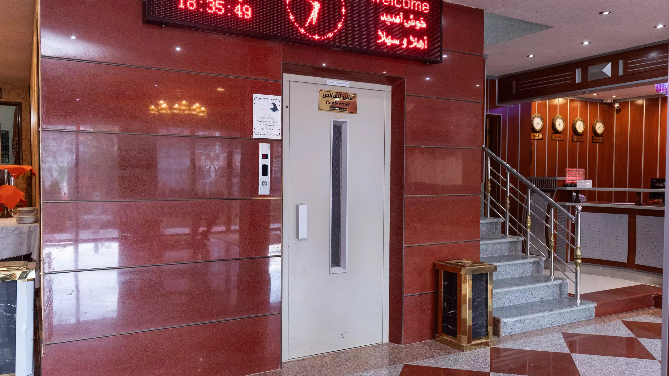 آسانسور و راه‌پله در فضای داخلی هتل تماشا