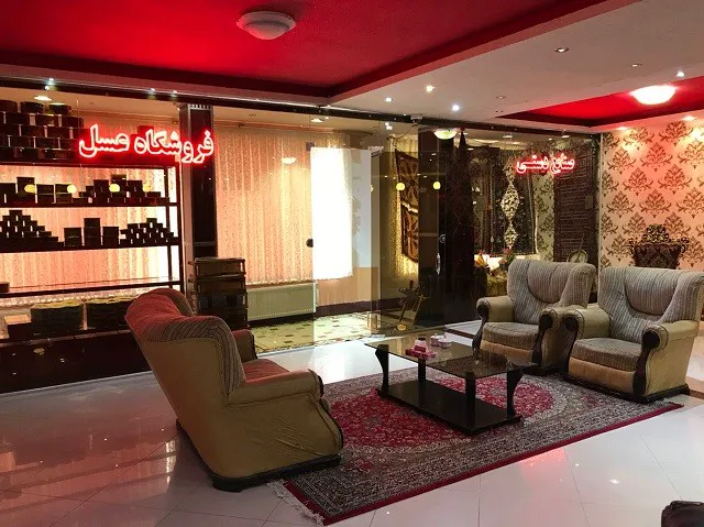 لابی با مبلمان و فرش قرمز در هتل تماشا