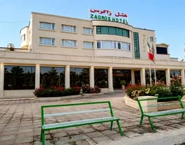 نمای بیرونی هتل زاگرس با نیمکت‌های سبز