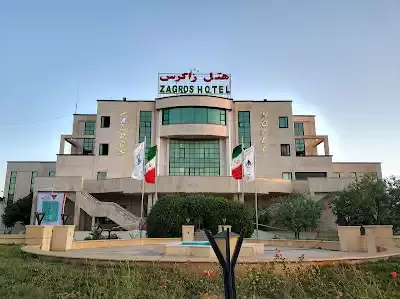 نمای بیرونی هتل زاگرس با ورودی مرکزی و فضای سبز
