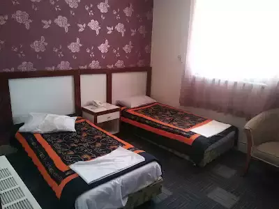 اتاق هتل زاگرس با دو تخت و روتختی طرحدار