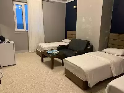 اتاق هتل زاگرس با دو تخت یکنفره و مبل