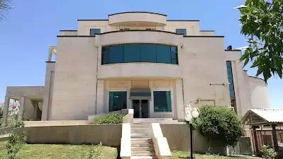 نمای بیرونی ساختمان هتل زاگرس با ورودی پلکانی