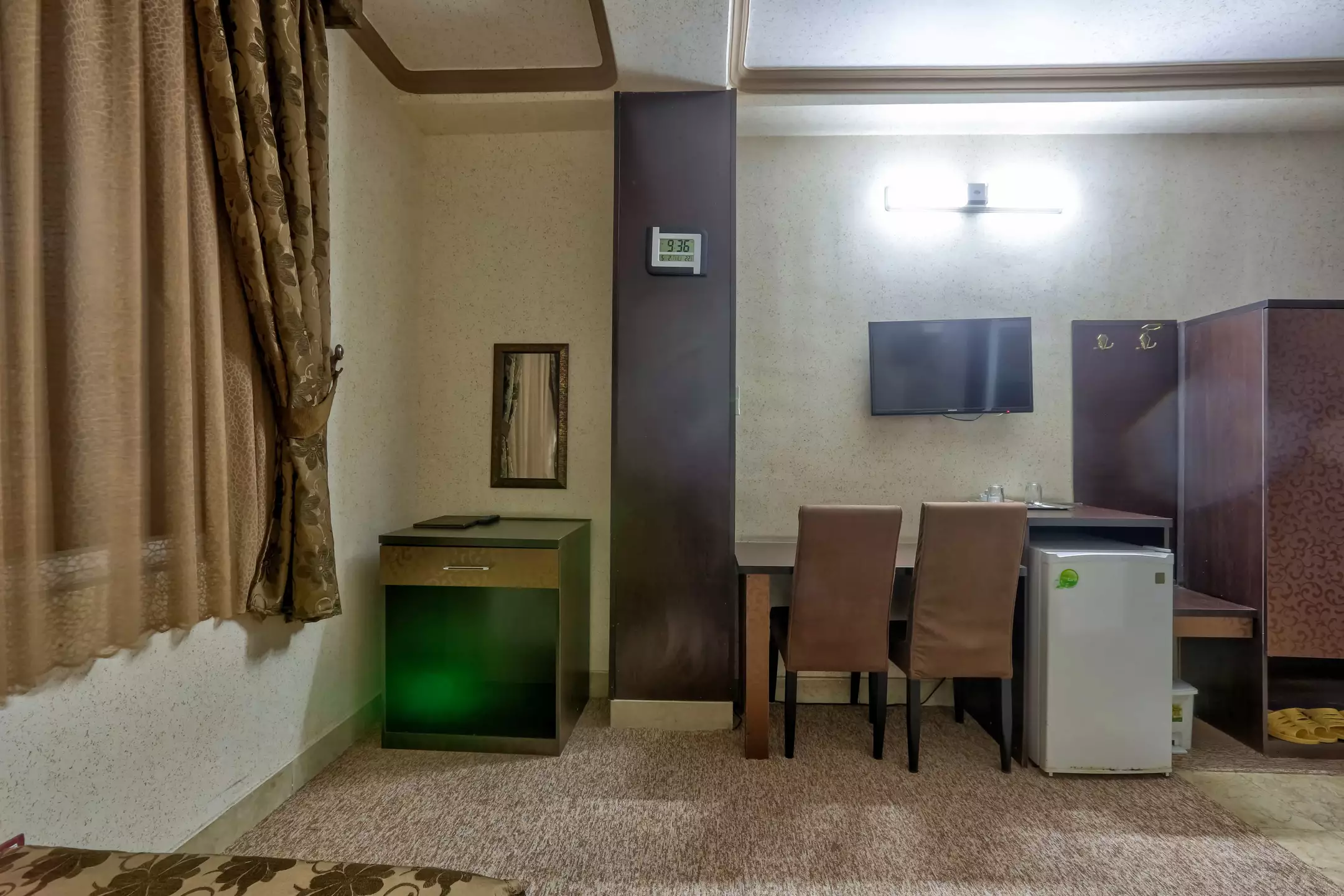 میز و یخچال کوچک اتاق هتل ناز۲