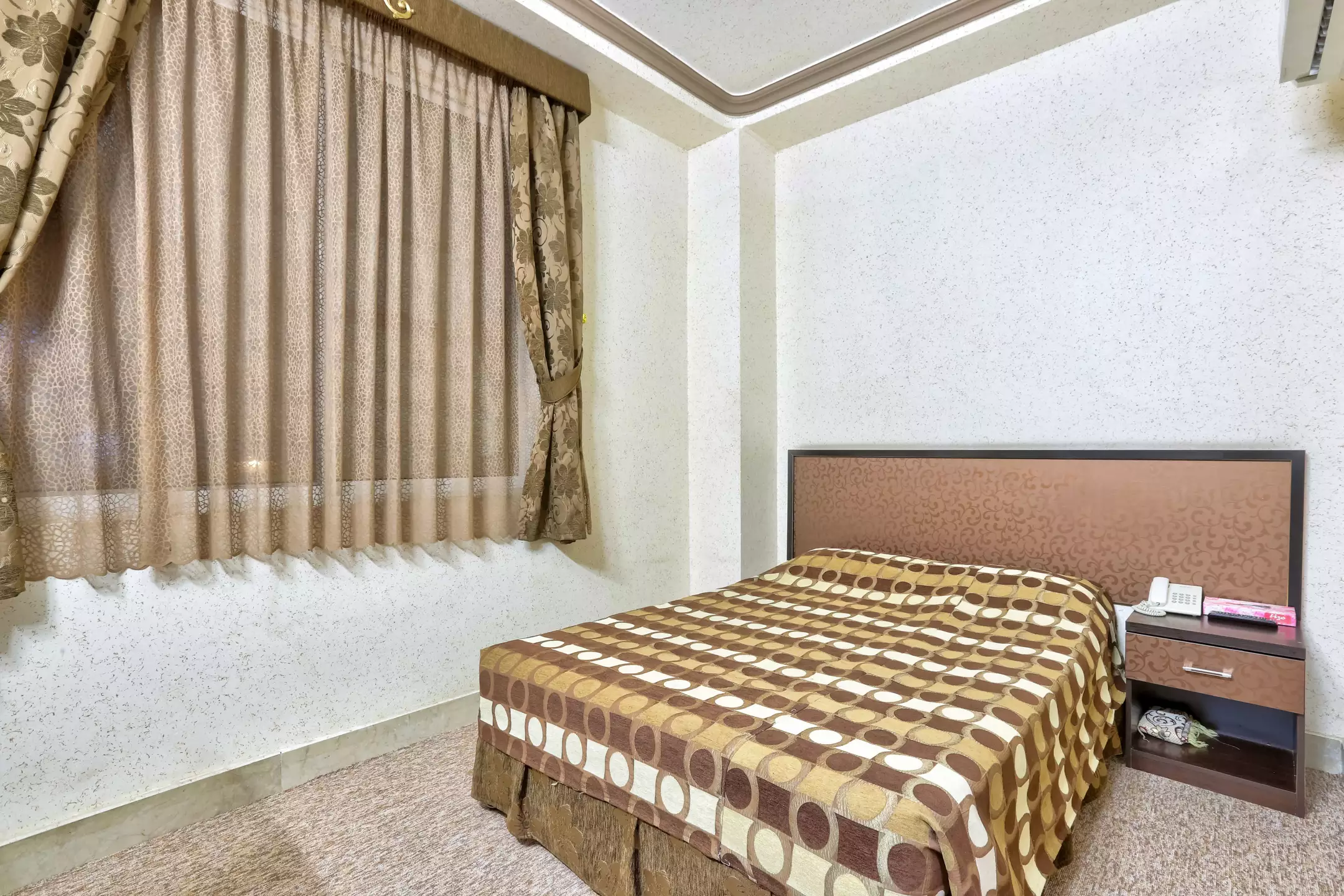تخت دونفره اتاق هتل ناز۲ کنار پنجره