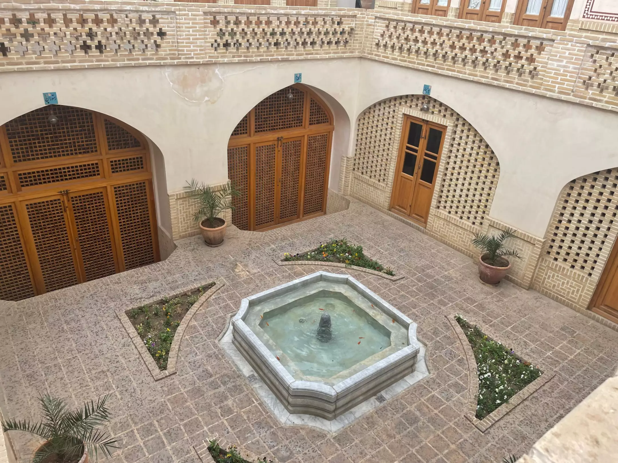 حیاط سرپله با حوض هشت‌ضلعی و باغچه