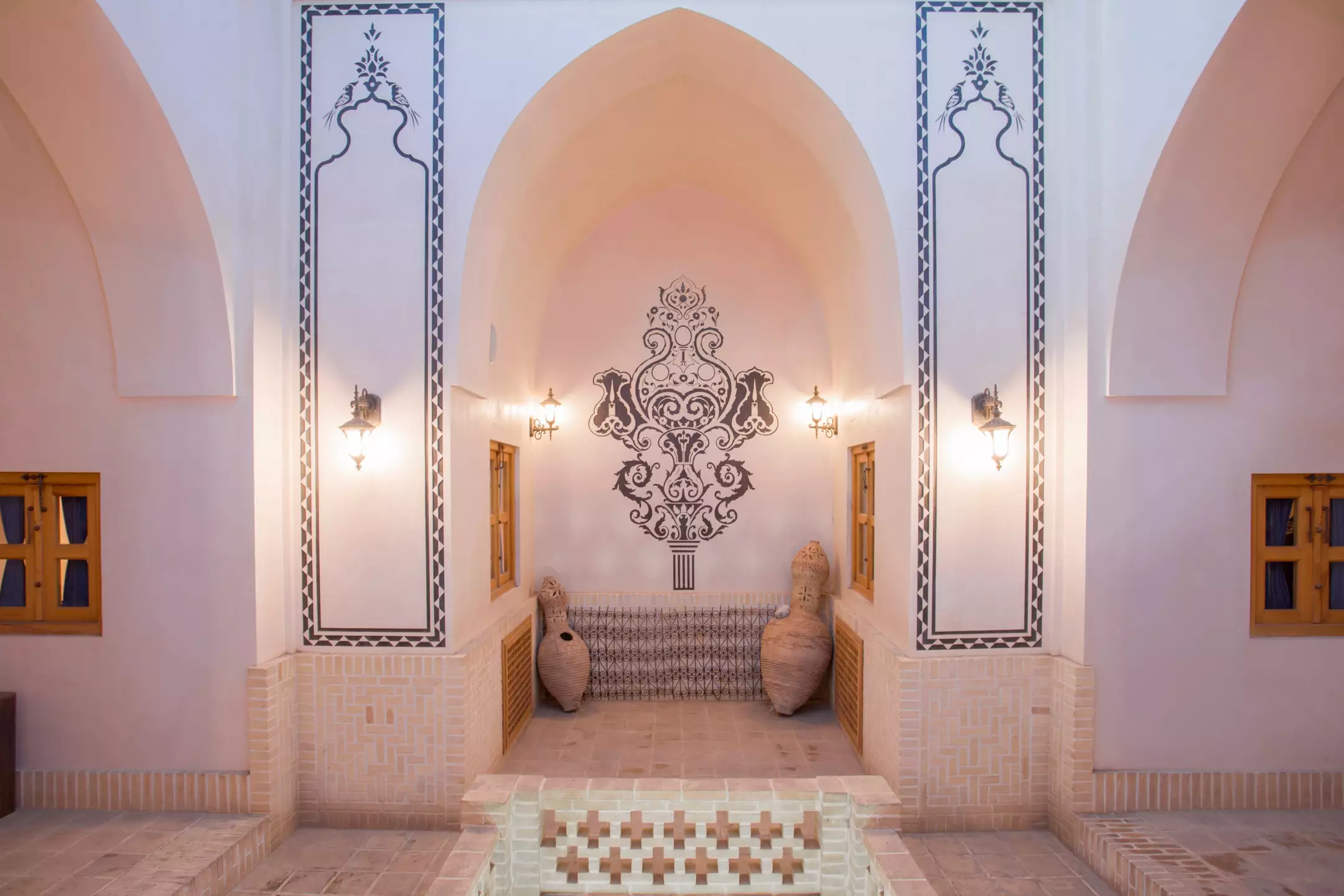 طاقچه سنتی سرپله با نقوش تزئینی دیوار