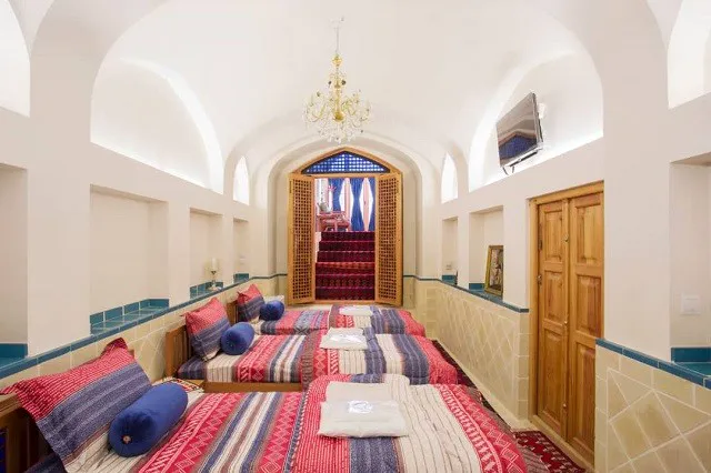 اتاق خواب سنتی با تخت‌های رنگارنگ هتل سرپله