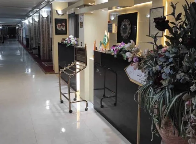 پذیرش هتل حجت نو با گلآرایی و چمدانبر