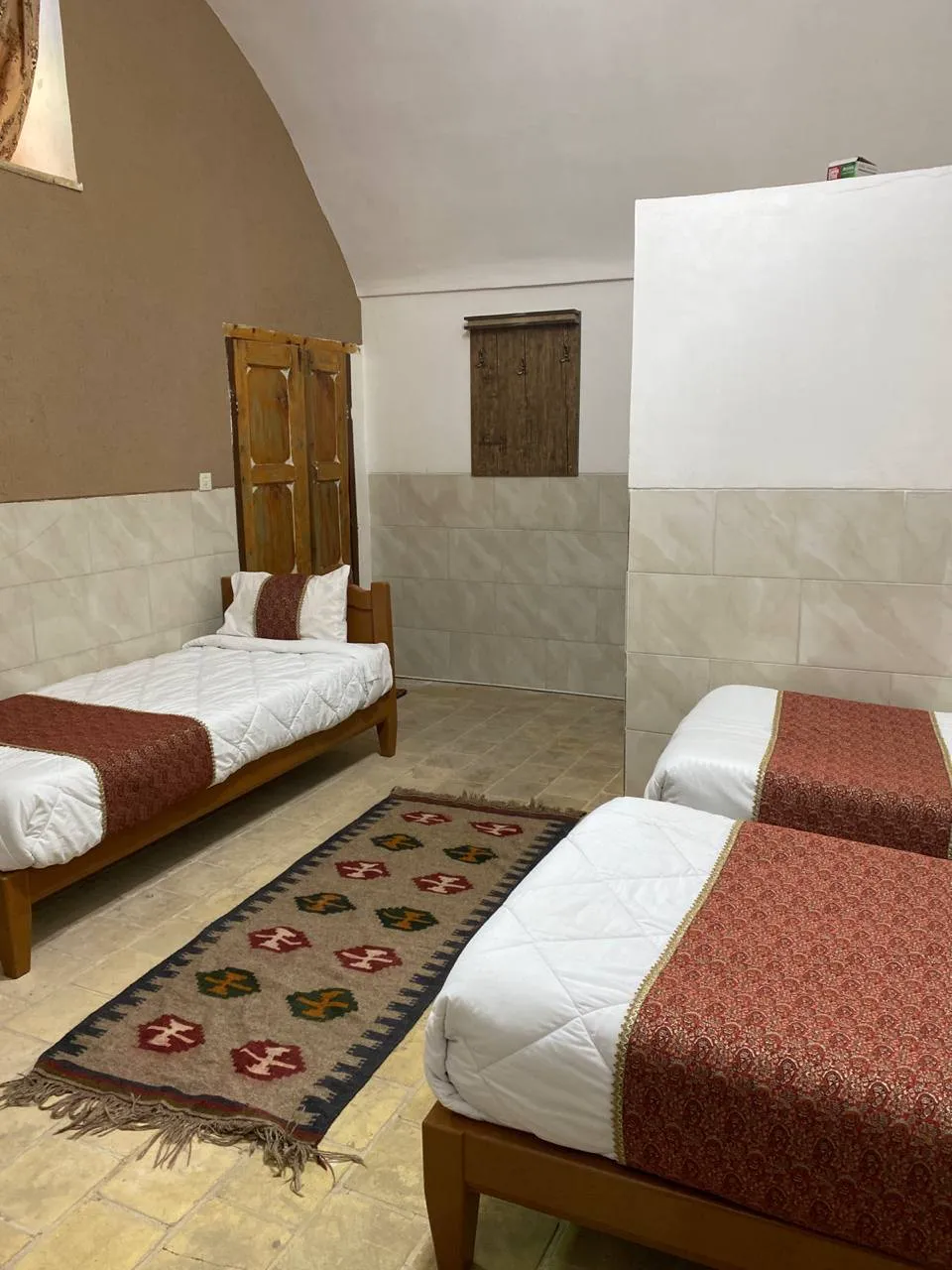 اتاق سرای کهن با دو تخت و گلیم سنتی