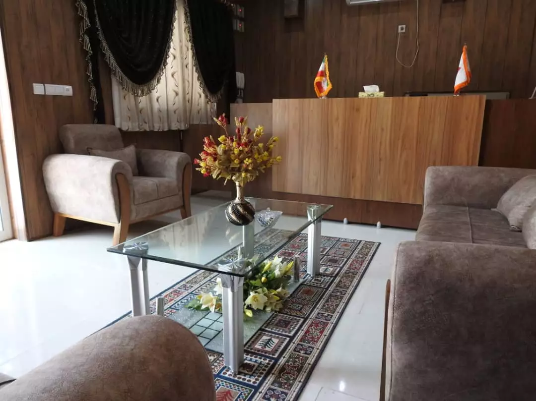 سالن پذیرش هتل شانلی با میز چوبی و مبلمان
