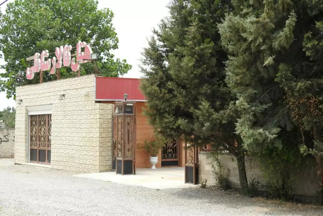نمای ورودی هتل شانلی در میان درختان
