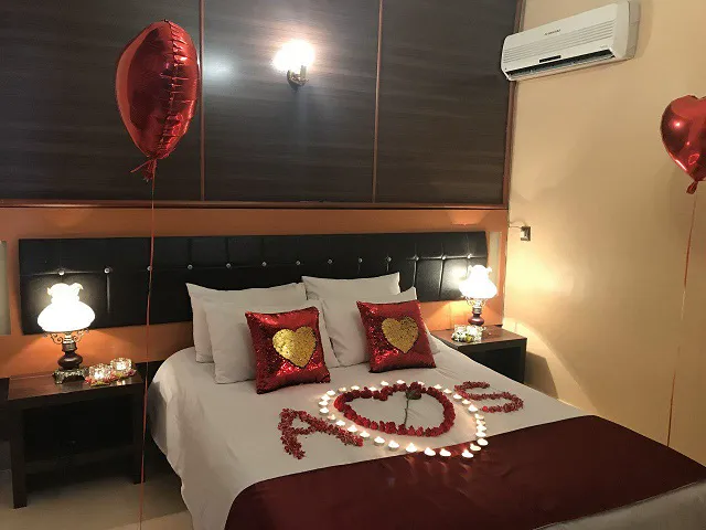 اتاق خواب آذین با چیدمان قلبی روی تخت