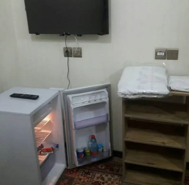 یخچال باز و تلویزیون در اتاق هتل آزادی