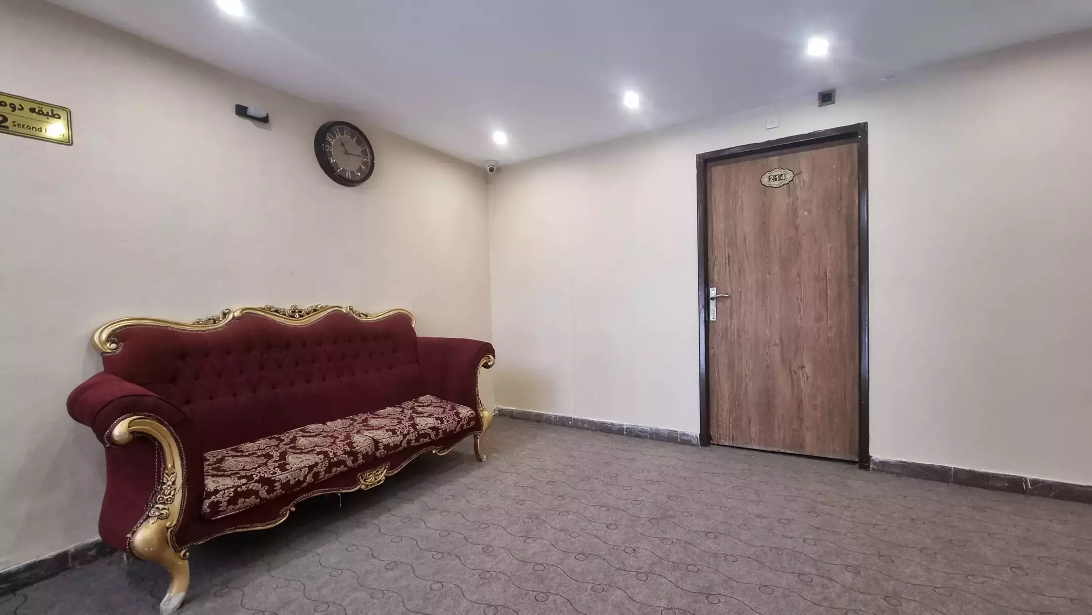 مبل زرشکی در فضای نشیمن هتل نیکو