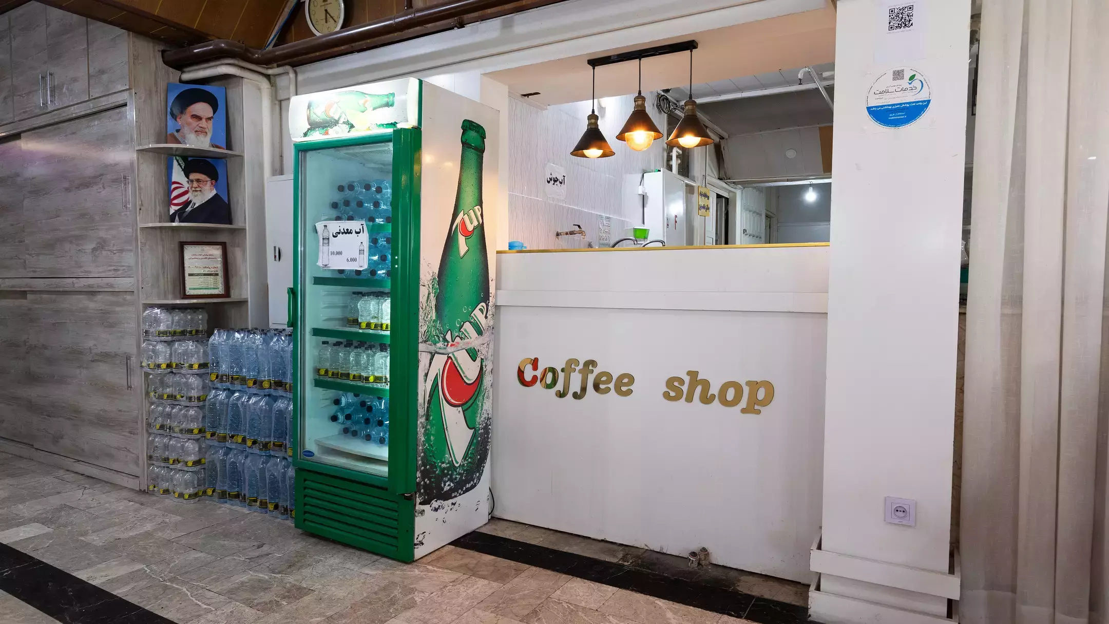 پیشخوان کافی‌شاپ هتل نیکو کنار یخچال نوشیدنی