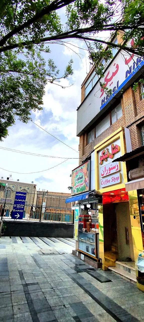 نمای بیرونی ساختمان هتل نیکو در خیابان