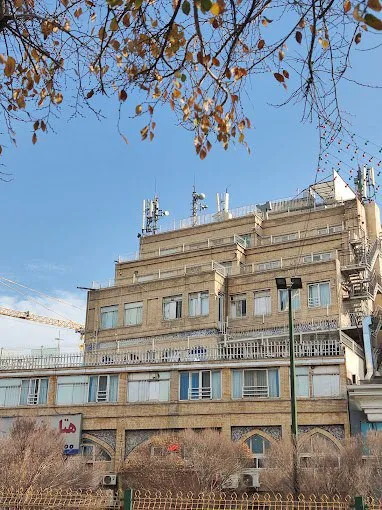 نمای بیرونی ساختمان هتل نیکو در میان درختان