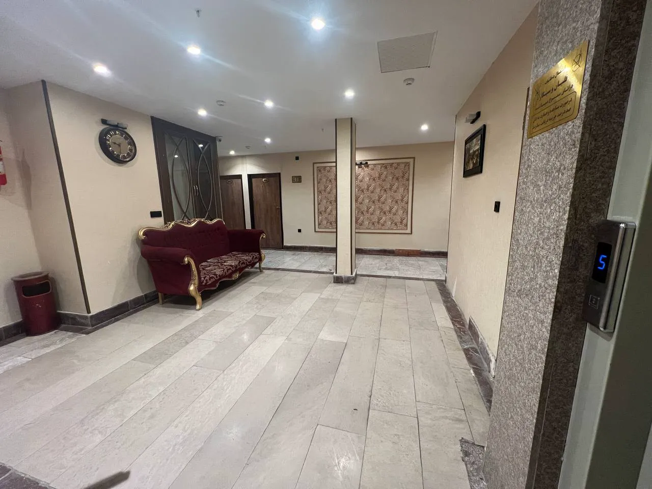 لابی هتل نیکو با مبل زرشکی و آسانسور