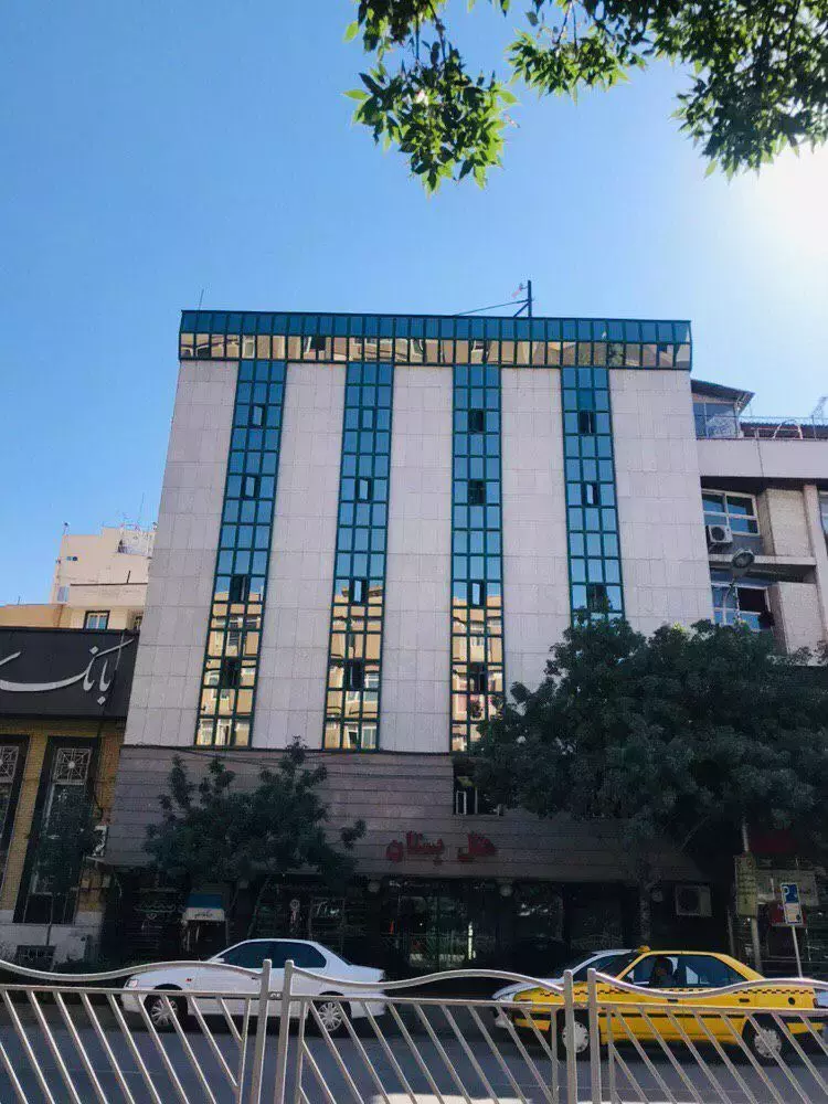 نمای بیرونی هتل بستان با پنجرههای شیشهای