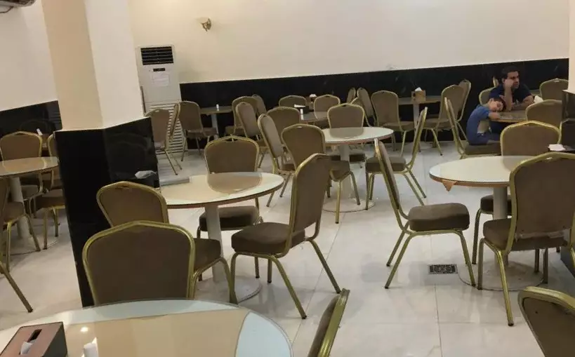 میز و صندلی‌های سالن غذاخوری هتل بستان