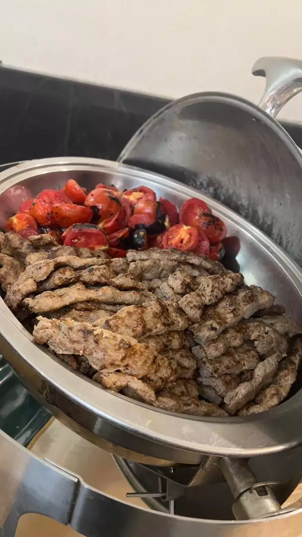 سینی گوشت کبابی و گوجه هتل بستان