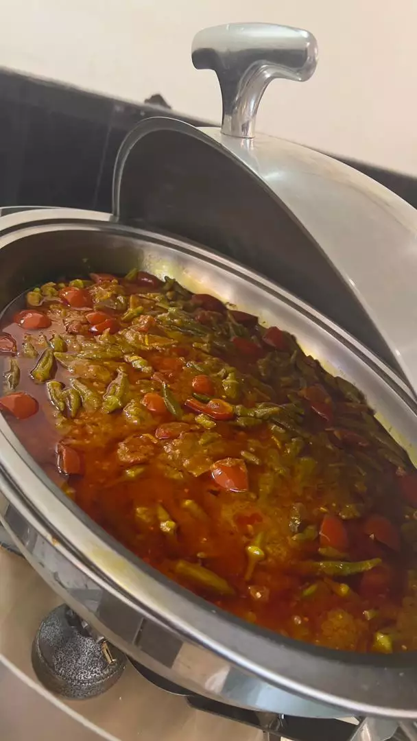 خوراک سبزیجات و گوجه در ظرف گرم هتل بستان