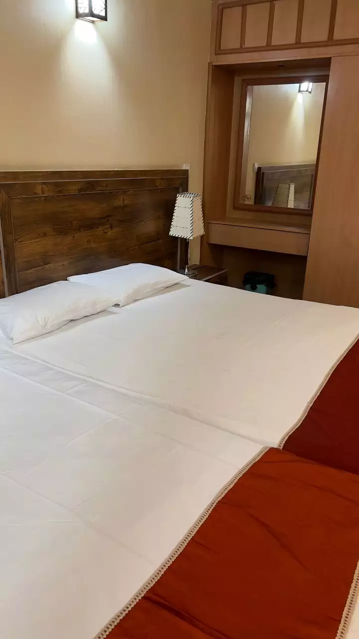 تخت دونفره با تاج چوبی در هتل بستان
