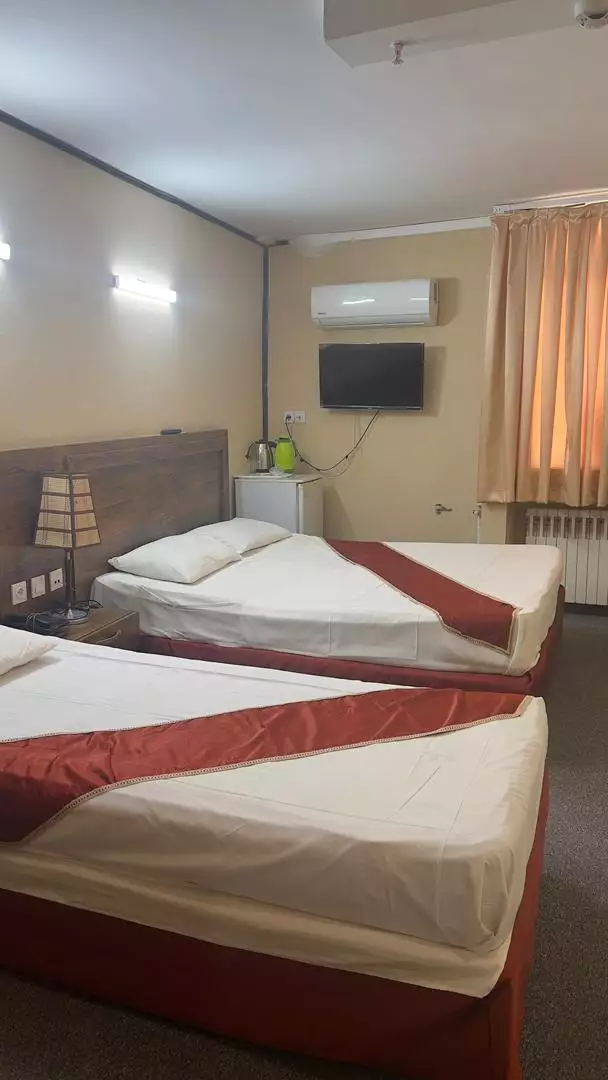 اتاق دو تخته هتل بستان با تختهای مجزا