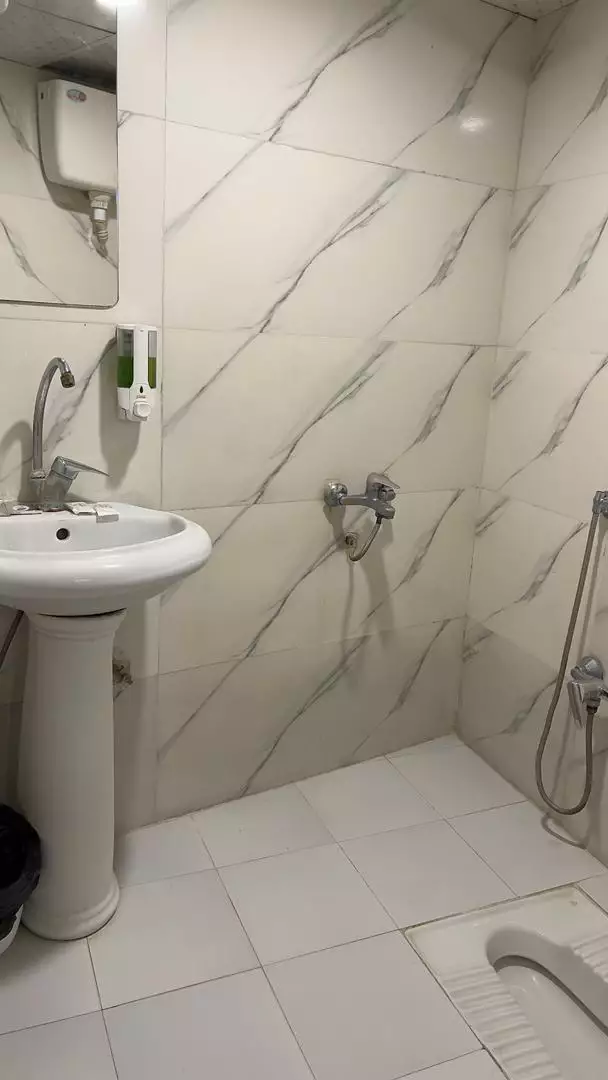 حمام هتل بستان با دوش و توالت ایرانی