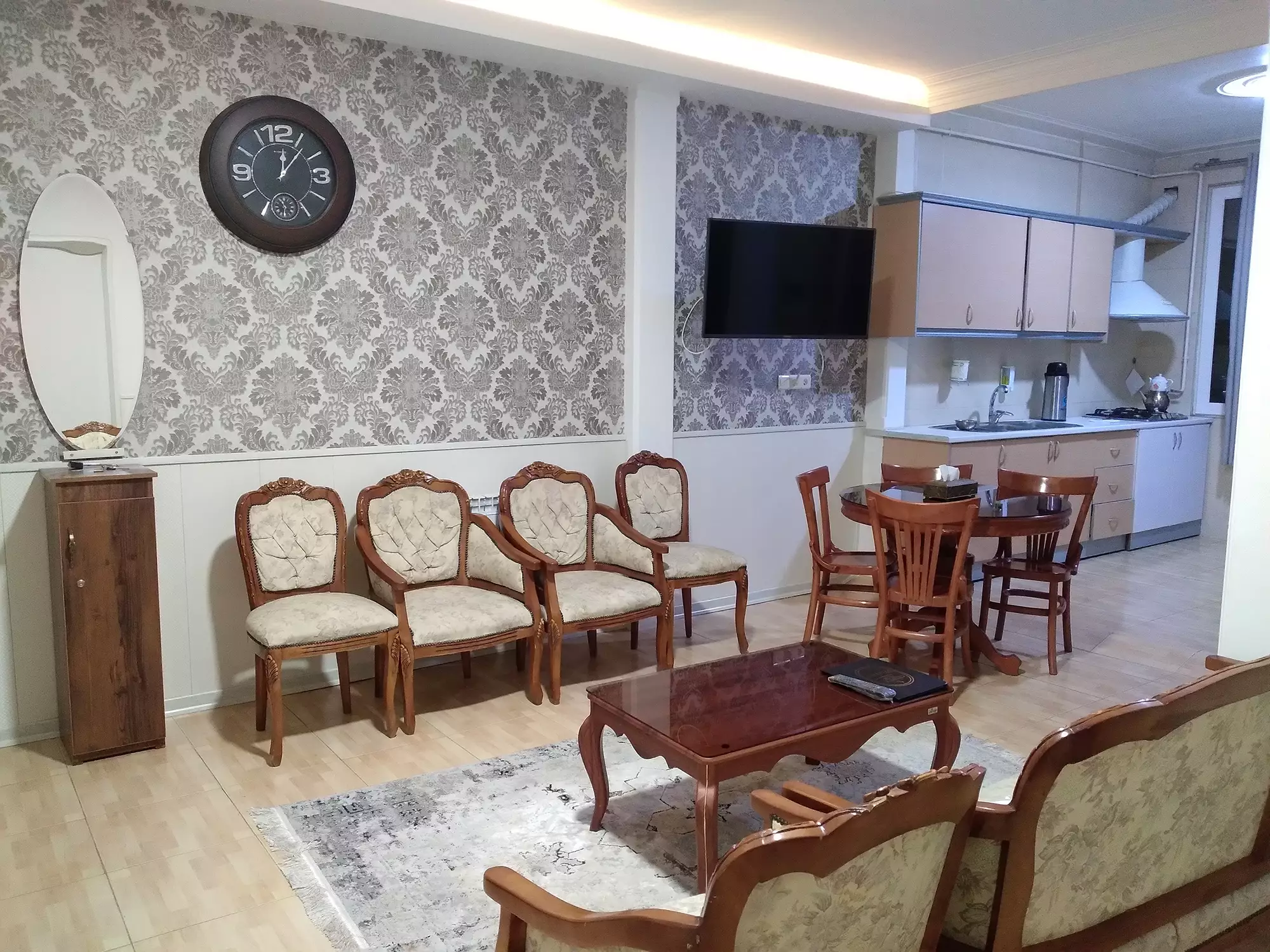 اتاق نشیمن هتل اطلس با مبل و میز غذاخوری