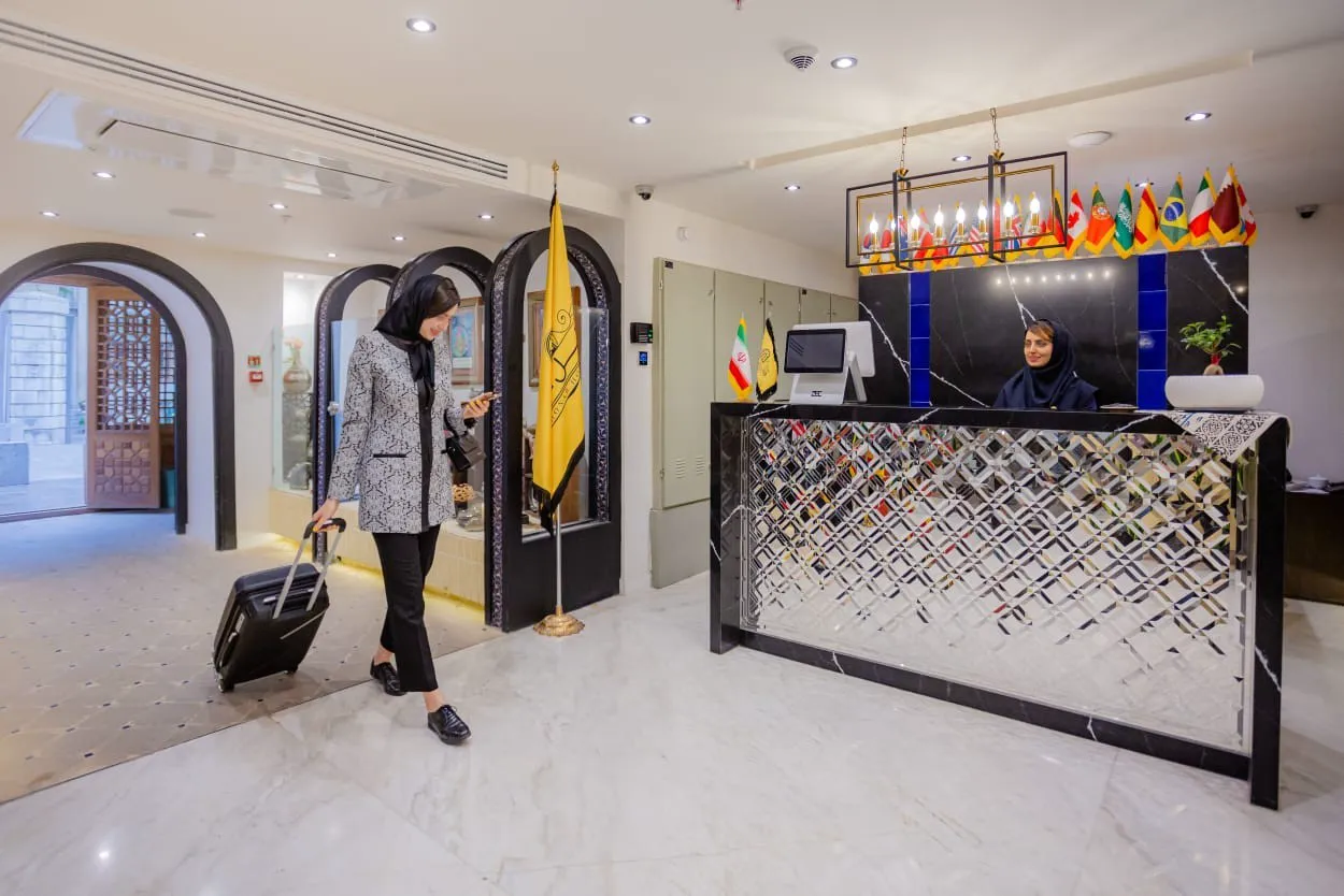 پذیرش هتل هنر با مهمان و چمدان