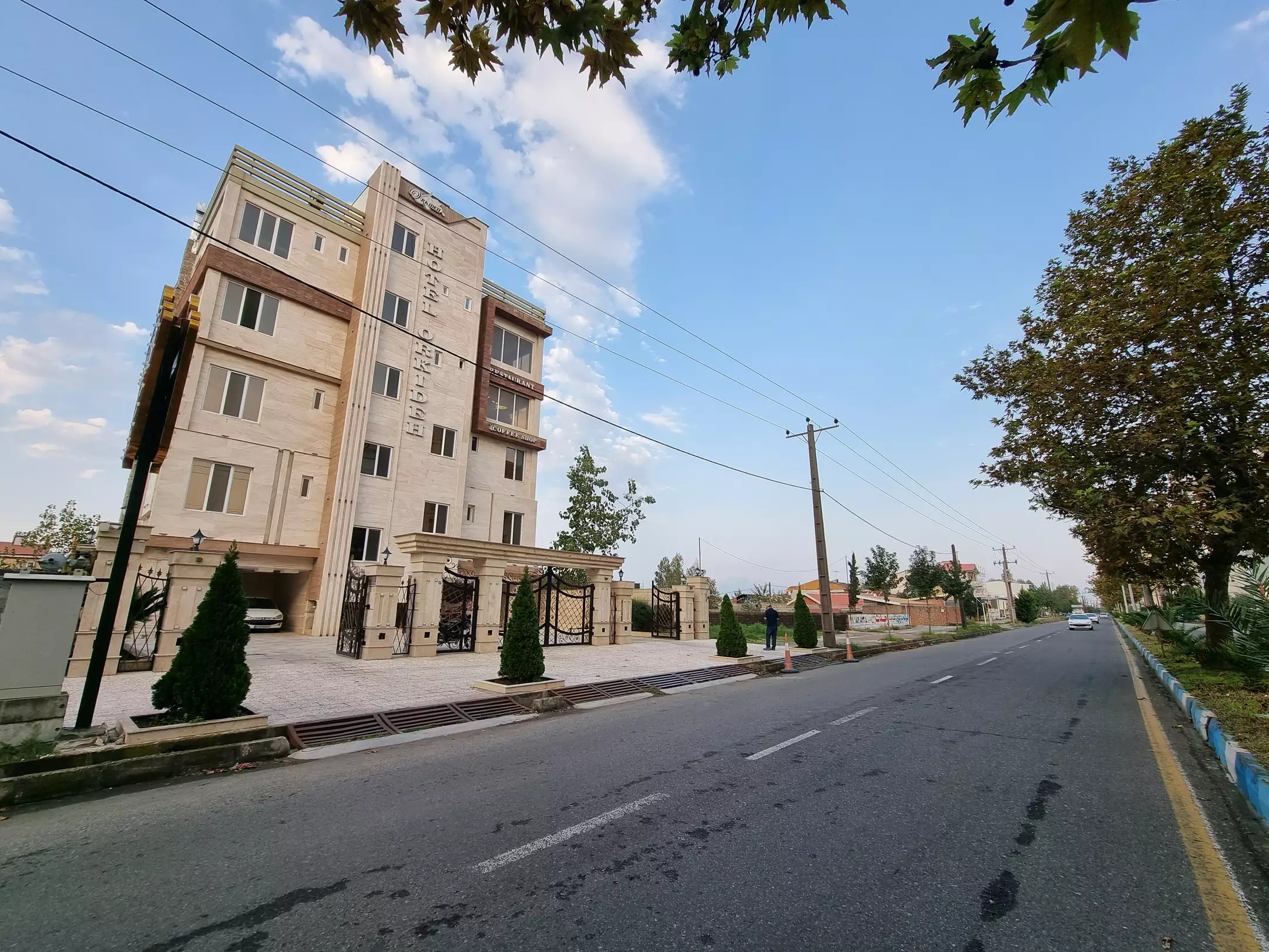 نمای بیرونی هتل ارکیده کنار خیابان