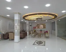لابی هتل متین با سقف نورپردازی‌شده