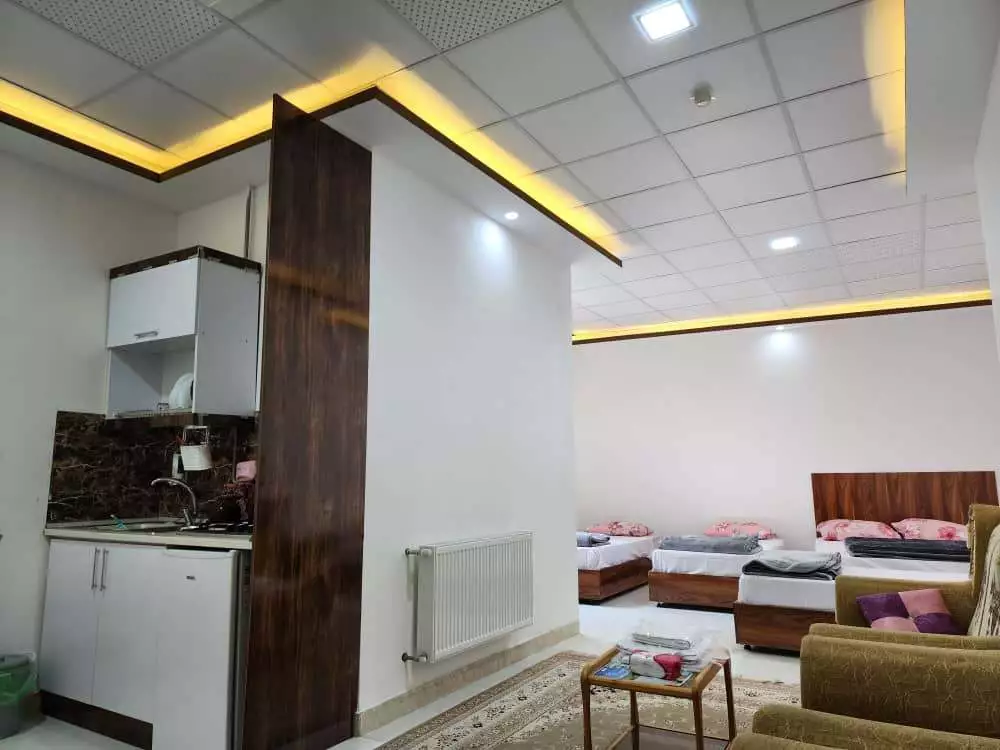فضای نشیمن و آشپزخانه هتل متین