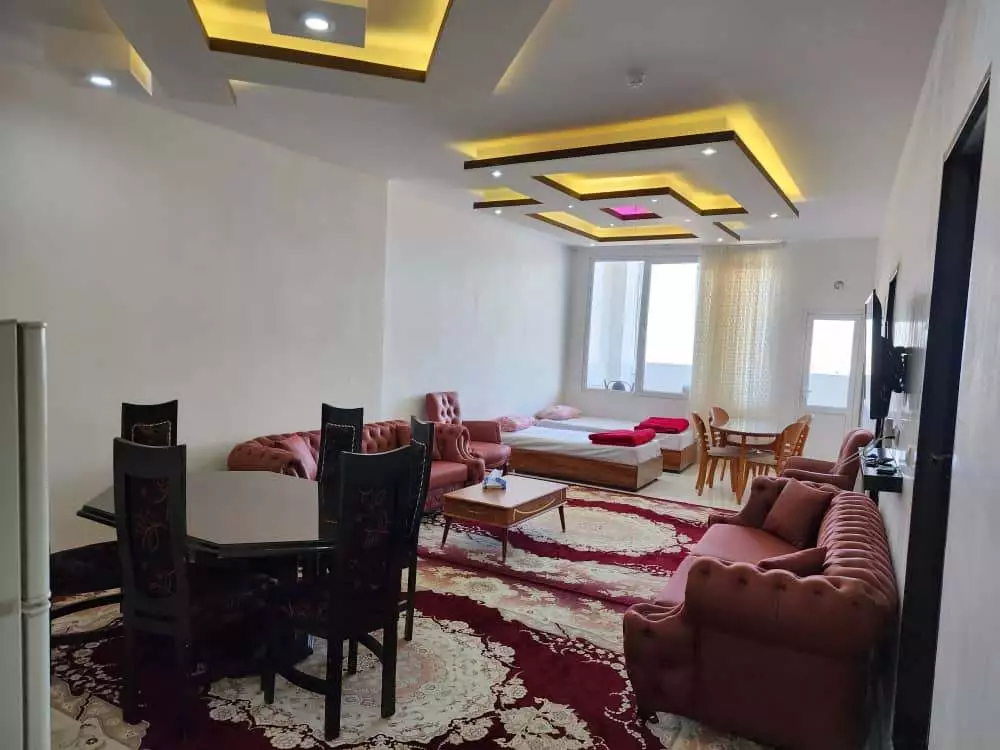 سالن هتل متین با مبلمان صورتی و میز ناهارخوری