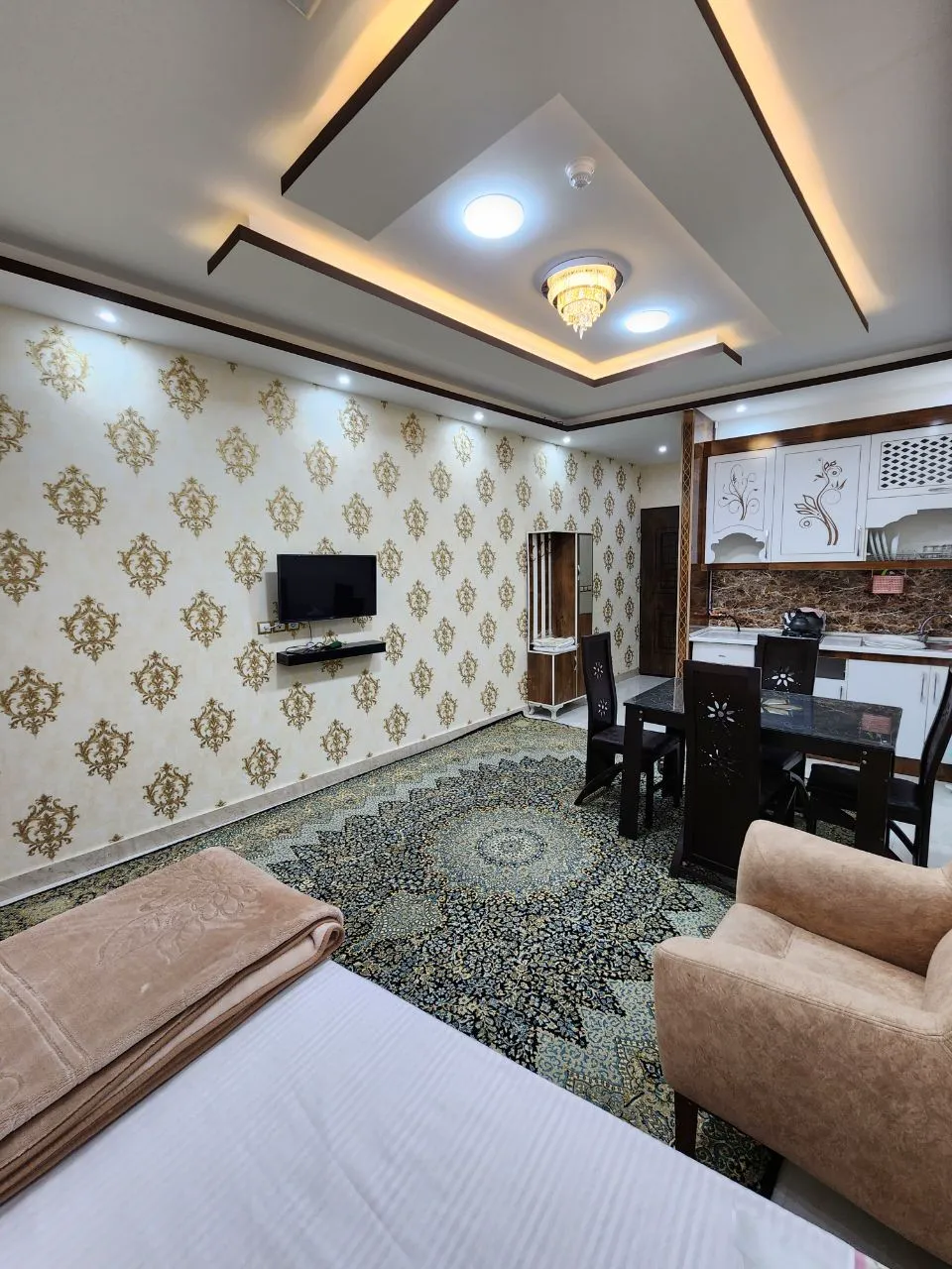 اتاق متین با تخت، مبلمان و میز غذاخوری