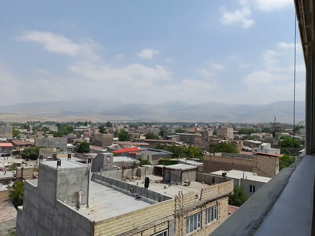 نمای شهر و کوهستان از هتل متین