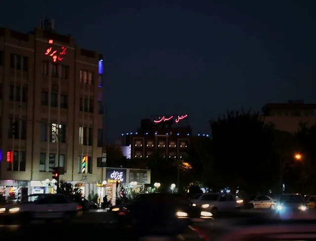 نمای شبانه هتل سران در کنار خیابان پرتردد