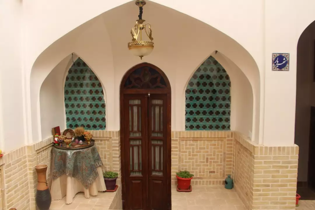 ورودی طاق‌دار با در چوبی سرای سهراب