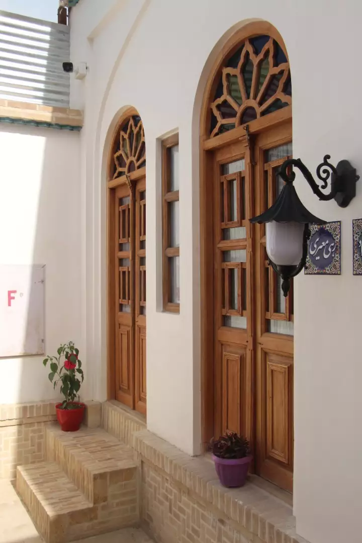 درهای چوبی قوس‌دار سرای سهراب