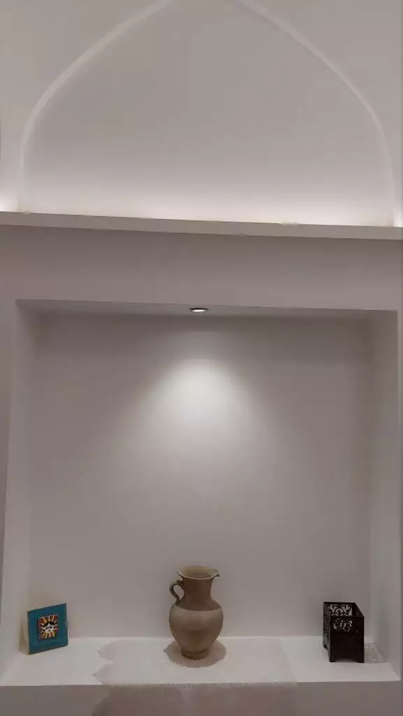 طاقچه دیواری با کوزه سفالی در سرای سهراب