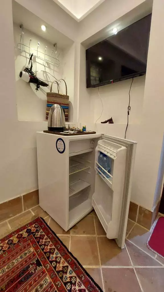 یخچال کوچک و تلویزیون در سرای سهراب