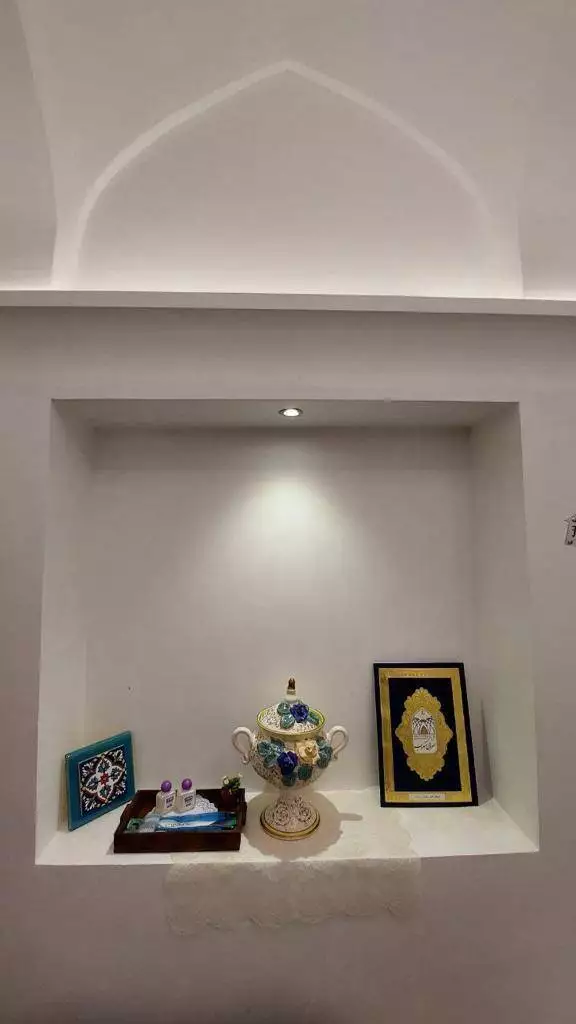 طاقچه تزئینی با ظروف در سرای سهراب