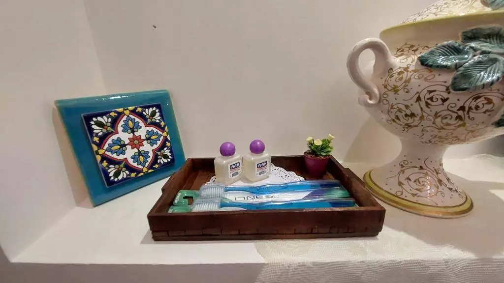 سینی لوازم بهداشتی و گلدان سرای سهراب