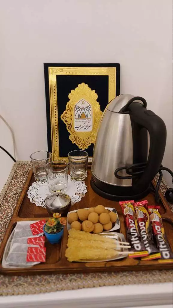 سینی پذیرایی با چای و تنقلات در سرای سهراب